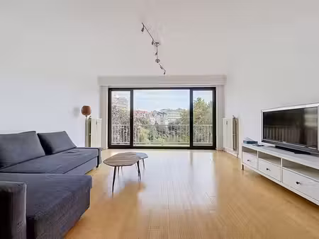 square marie-louise - appartement meublé 2 chambres avec te