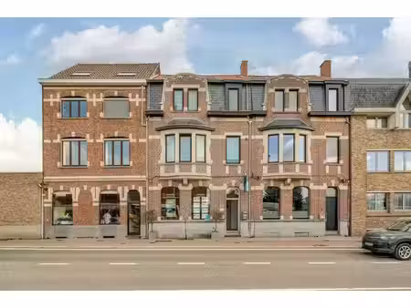 espace de bureau clé sur porte avec jardin en ville