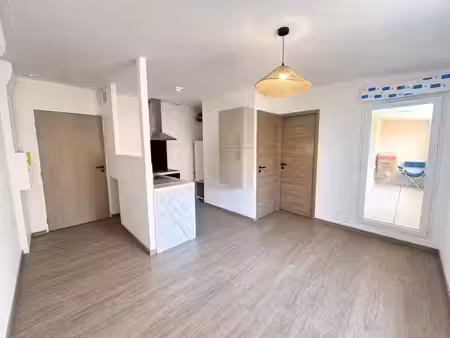 location appartement 1 pièce 32 m² à gréoux-les-bains (04800)  650 €