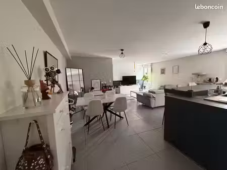 ? t3 de 70 m² – 2 chambres – garage + cave – balcon – 1 200 cc