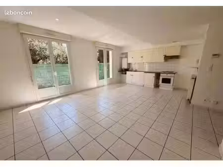 appartement t3 rénové de 72 m² avec cour – merville