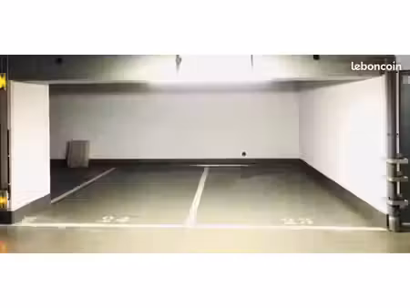 place de parking en sous-sol sécurisé avec surveillance vidéo 24/7