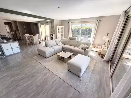 maison lumineuse de standing avec piscine  terrain et vue dégagée à saint victor sur loire