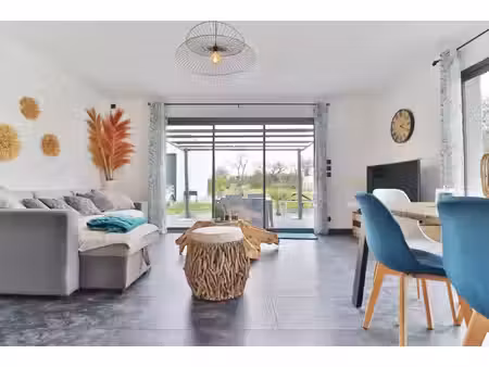 maison familiale de plain-pied avec jardin  stationnements et bo