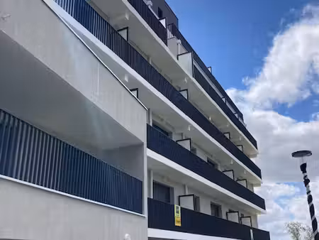 studio situé au 8° étage avec grande terrasse ouest