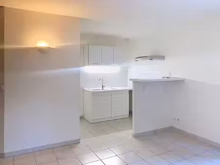 t2 hauts de villeneuve-lès-avignon 2 pièce(s) 33 m2 avec jardinet.
