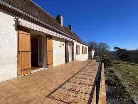 située dans un charmant hameau surplombant mouleydier (a pied p
