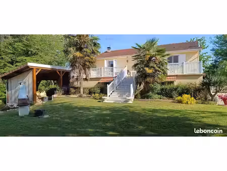 maison traditionnelle avec sous-sol semi-enterré