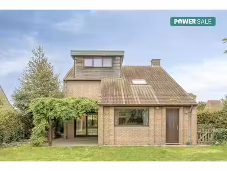 ruime gezinswoning met groene tuin te koop in wuustwezel!