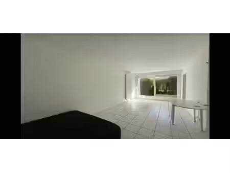 studio en rez-de-jardin avec jardin privatif et parking su