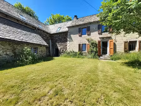 corps de ferme en pierre et grange restaurée — plateau de l'aubrac  lozère  sud de 
