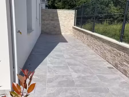 location maison mitoyenne comprenant terrasse