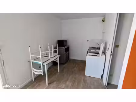 à louer – studio (proche gare) et parking couvert à laval