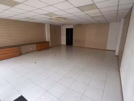 location local commercial 85 m² avec parking – carbon-blanc (33)