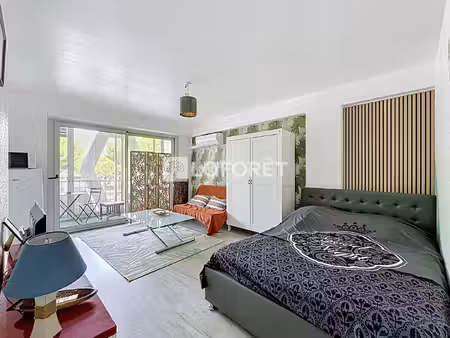studio lumineux avec loggia et ascenseur voté en plein centre-ville