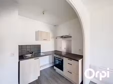 location appartement 2 pièces 47 m² à saint-flour (15100)  450 €