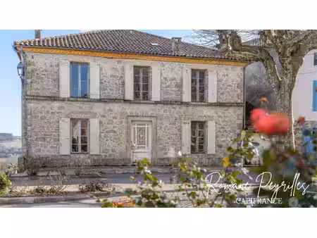 belle bâtisse en pierre à rénover au cœur de prayssas