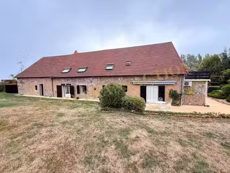 propriété sur ses 3397 m² de jardin clos paysagé