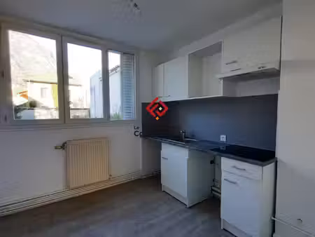 un appartement de type 3 pièces + cuisine