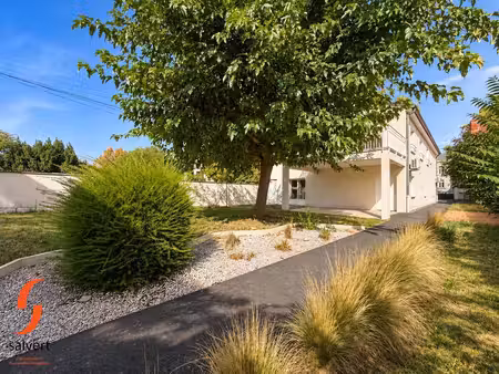 a vendre  maison 4 chambres  ascenseur  garage  jardin.