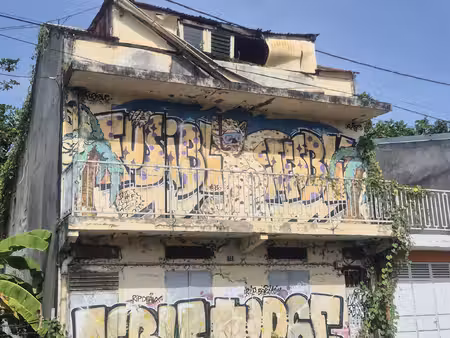 maison vétuste face au mémorial acte