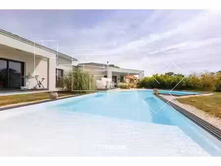 villa d’architecte contemporaine avec piscine chauffée et vues sur le puy de dôme et le sa