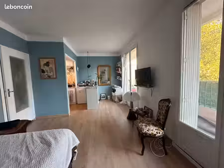 studio 26 m² + long balcon – métro chartreux – marseille 4e – libre 1er oct