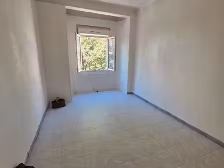 très beau studio timone