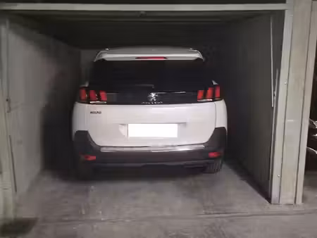 box fermé garage voiture ou stockage