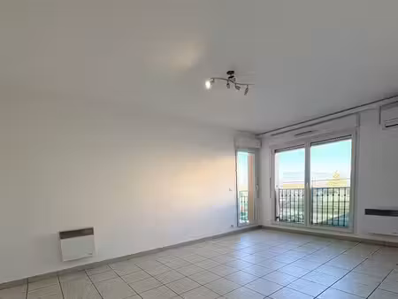 t3 avec balcon et stationnement– centre de la roque-d’anthéron