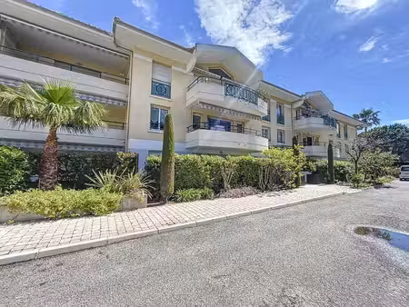 port fréjus ? t2 avec terrasse et garage à deux pas de la mer