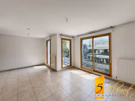 t3 avec loggia et garage — villeurbanne gratte-ciel