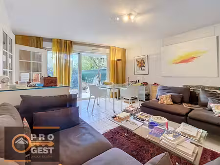 joli rez de jardin dans résidence avec parc classé garage et