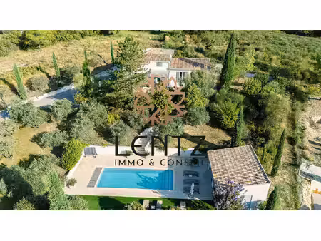villa de 226 m² avec piscine et appartement indépendant sur un