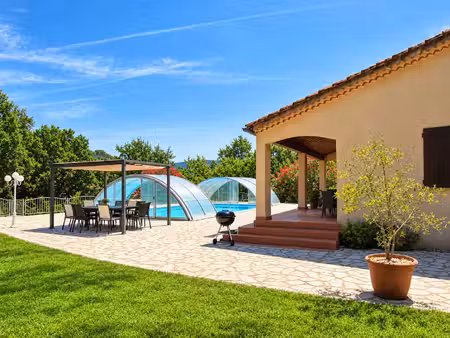 belle maison de plain pied au calme avec piscine
