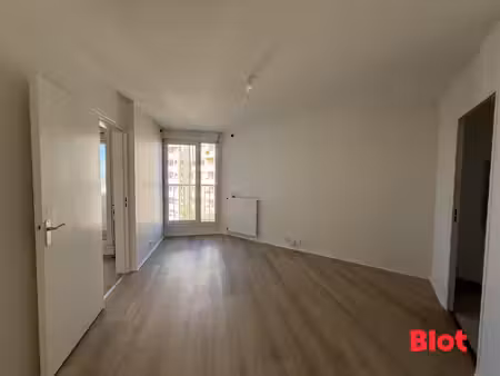 rennes colombier - studio 28 69 m2 - balcon
