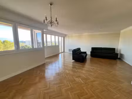 pau - beau t4/5 de 113.59 m2 avec vue sur les pyrénées  balcon  parking sous -sol et cave