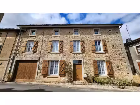 maison de bourg avec jardin  beaux volumes et fort potentiel