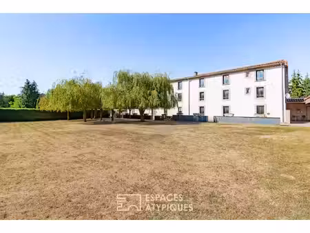 ancien relais touristique de caractère avec dépendances et jardin face aux pyrénées