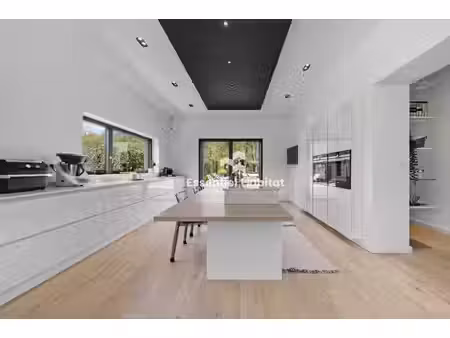 maison de plain-pied d'exception avec piscine et jardin arboré
