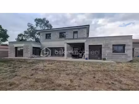 maison de 197 m² à saint-barthelemy-lestra