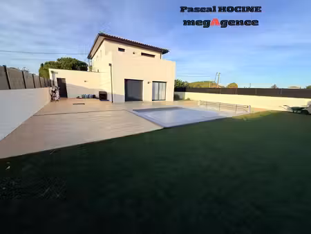 villa 149 m2  3 chambres  terrain 900 m2  piscine