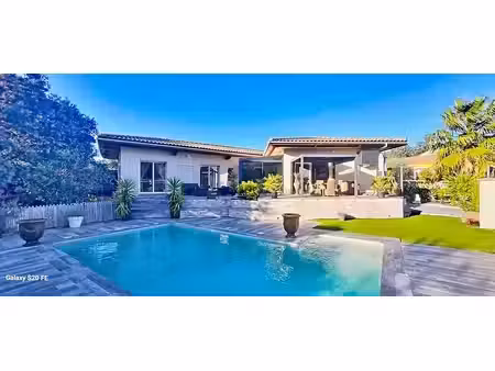 villa spacieuse de 168m2 avec une piscine s'étendant sur 851m2 de terrain