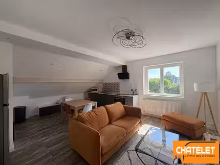 a louer très joli type 2 meublé idéalement situé quartier lycées proche commodités bourg e