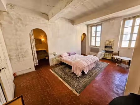 lot de 2 appartements avec travaux à refaire intégralement.