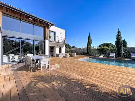 villa de luxe à vendre dans le quartier aiguillon-port