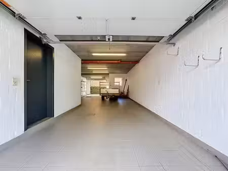 spacieux garage avec espace de stockage