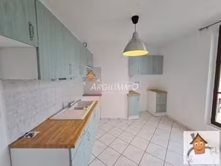 location appartement 3 pièces à saint-calais (72120) : à louer 3 pièces / 54m² saint-calai