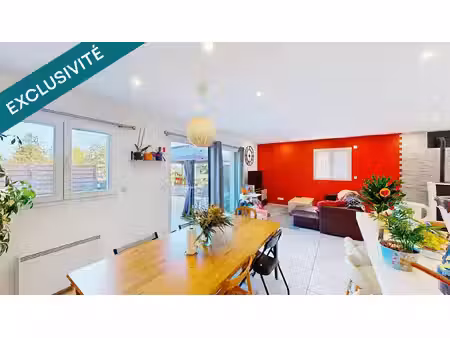maison mitoyenne recente  quatre chambres  au calme  vue degagee  proche ecole