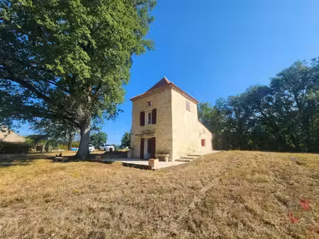 charmant pigeonnier dans un écrin de verdure